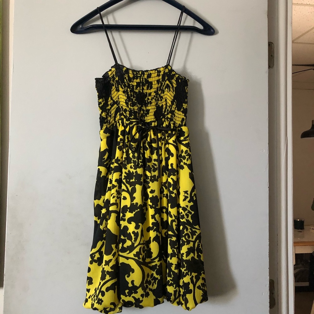 Yellow and back short dress